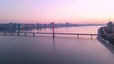 4K唯美航拍杭州钱塘江大桥晚霞风光视频的预览图